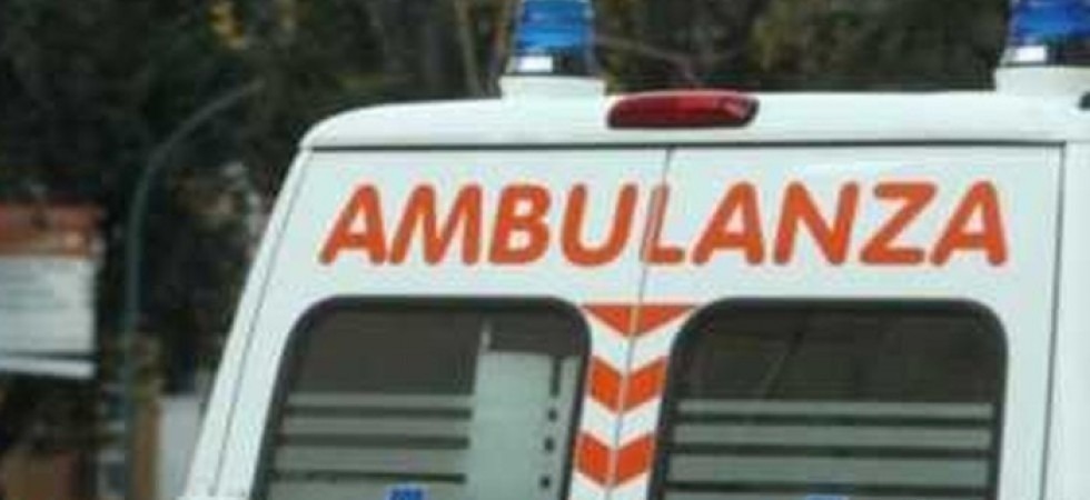 Perde il controllo dell'auto e finisce fuori strada, paura per un 83enne e una 76enne